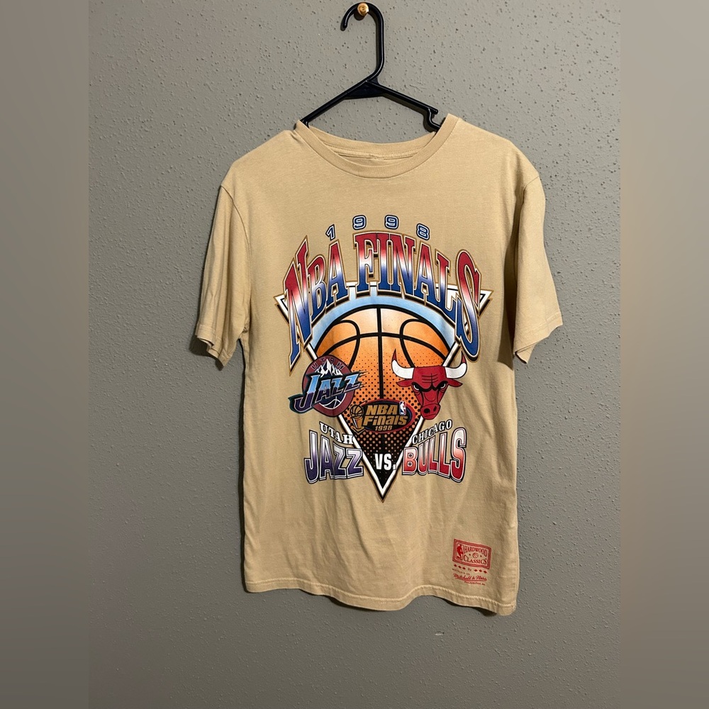 Mitchell & Ness Vintage NBA Finals Graphic T-Shirt. Bulls Vs Jazz. Size Medium.